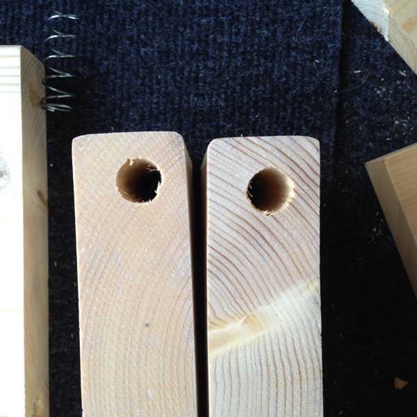 ドリルドライバとトリプルカッタで木材に真っ直ぐ穴を開ける方法