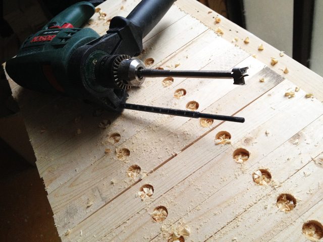 穴を開ける作業