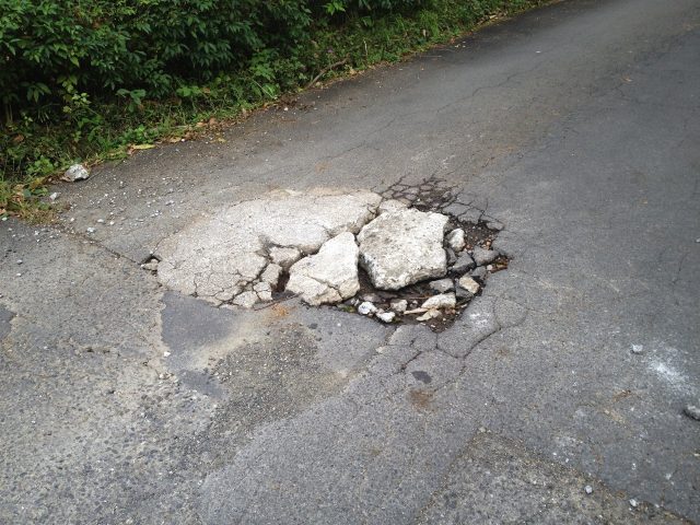 道路の穴