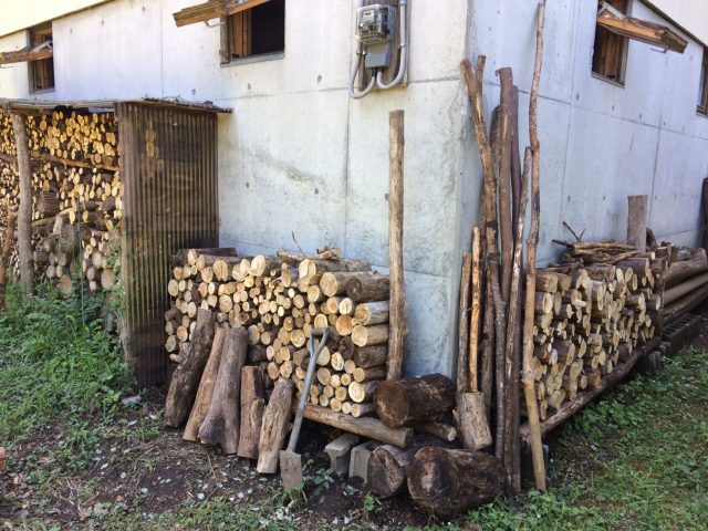ブロックと枝の簡易薪棚