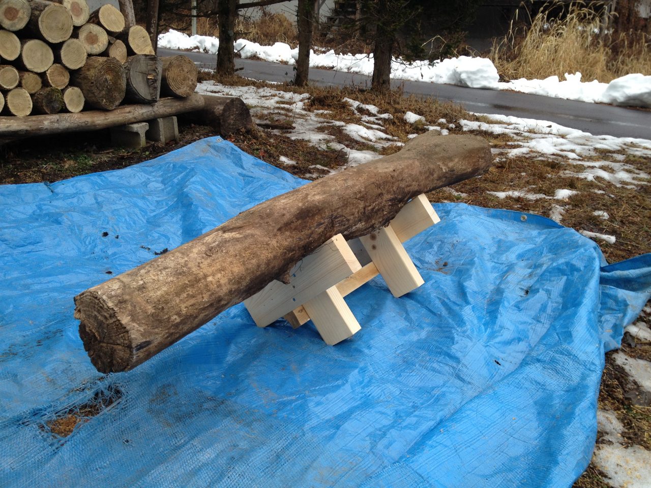 チェンソーで原木を切断するときの治具