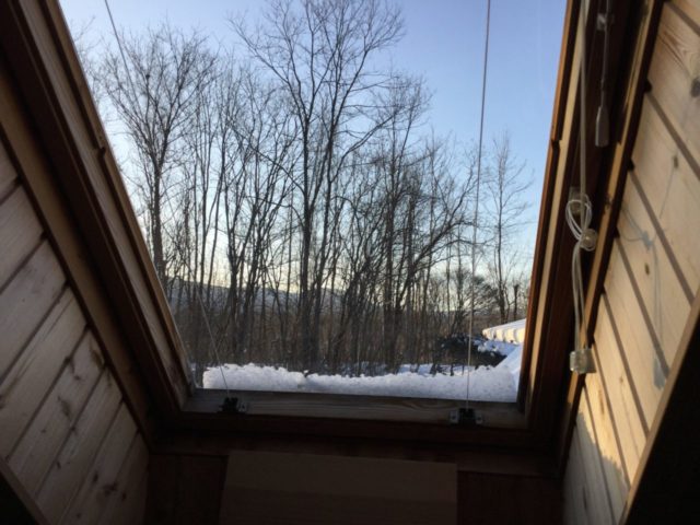 天窓の真下にベッドを配置