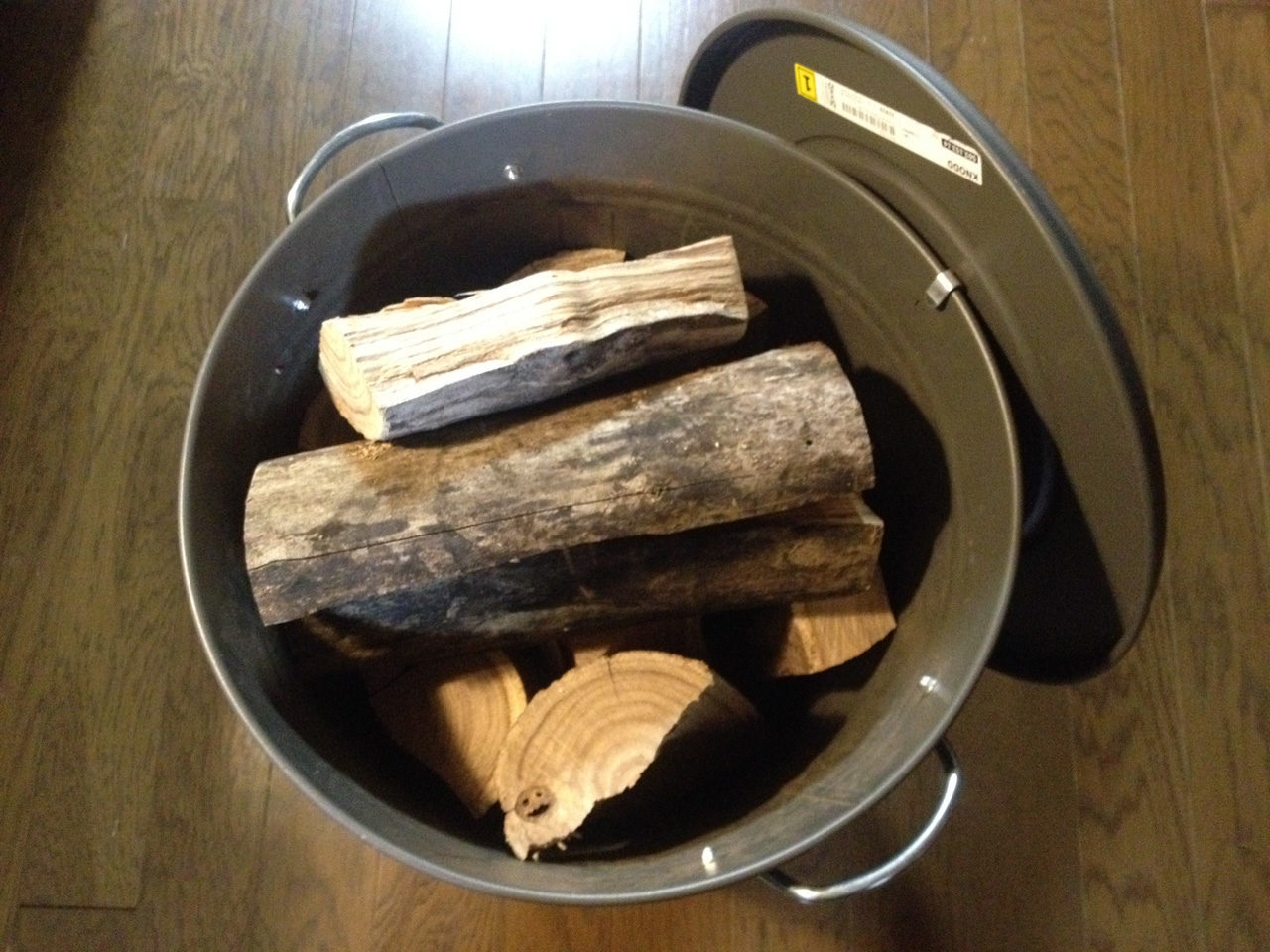 薪を入れるバケツ