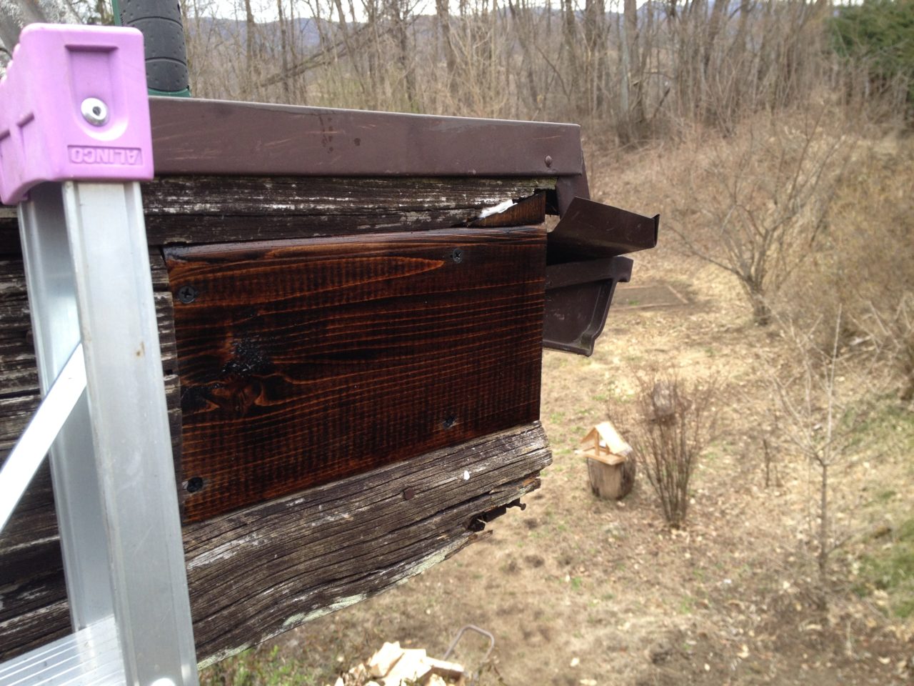 玄関屋根の破風板の修繕