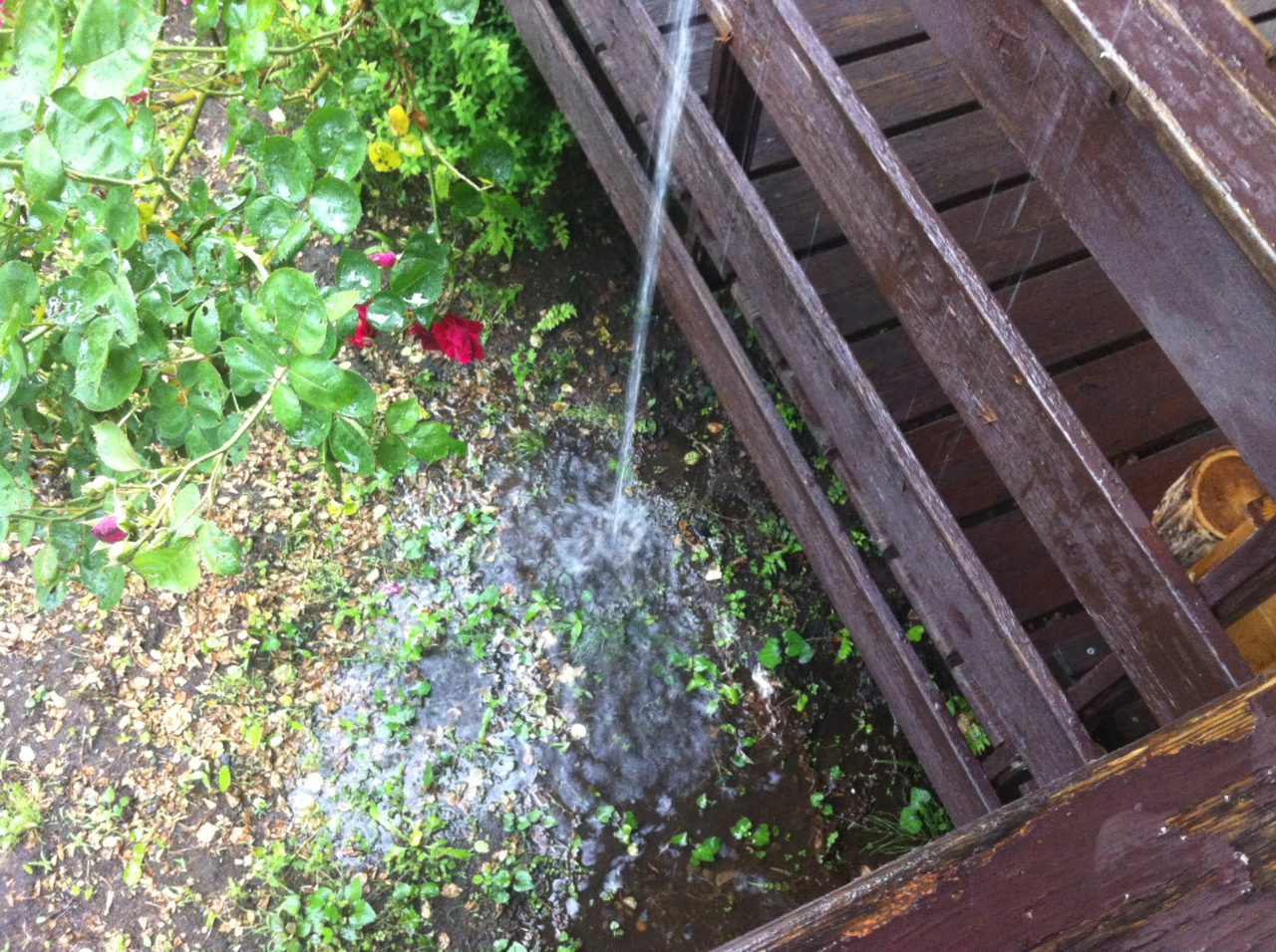 雨樋から溢れる雨水