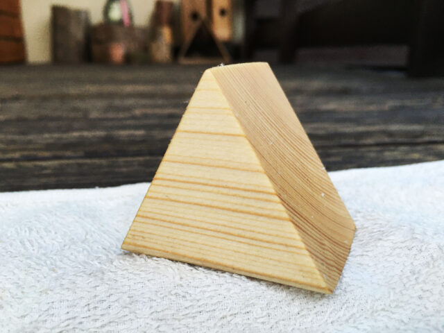 三角形の木製アクセスタンド