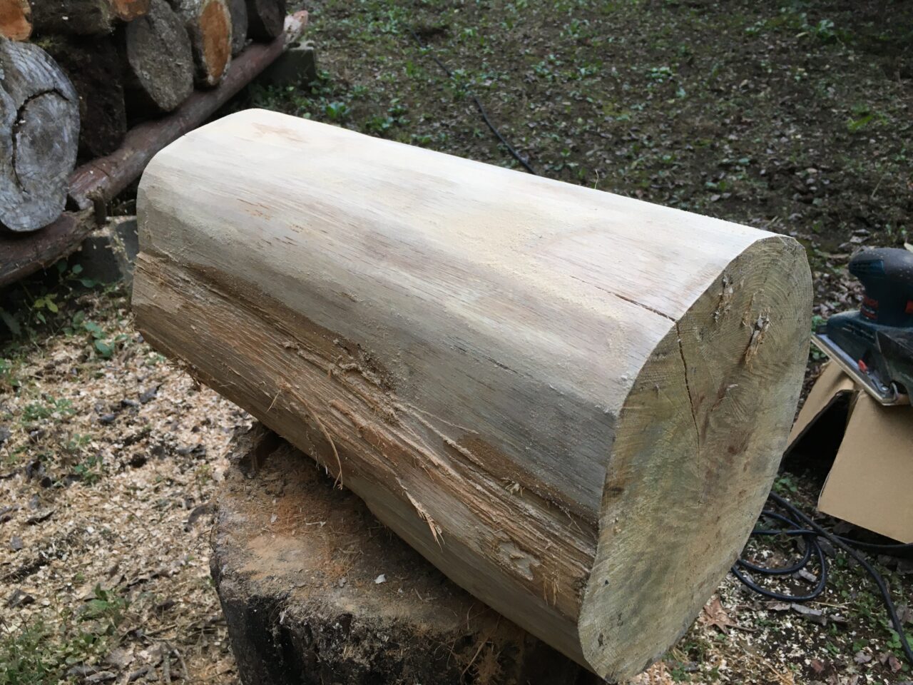 ナラの原木で作った丸太のミニテーブル