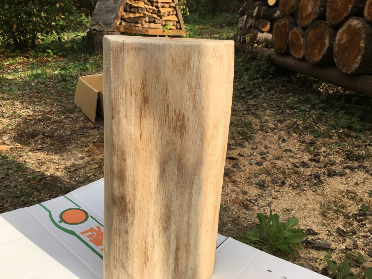 ナラの原木で作った丸太のミニテーブル