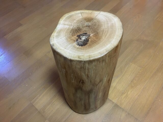 ナラの原木で作った丸太のミニテーブル