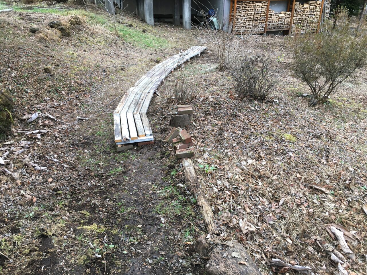 ウッドデッキの廃材で庭に遊歩道を作る（その1）