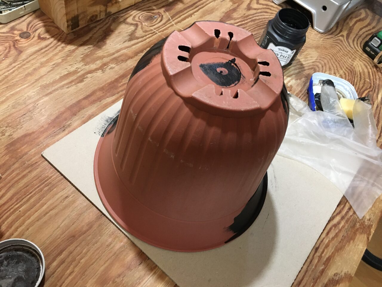 プラスチック製の植木鉢をターナーのアイアンペイントで塗装
