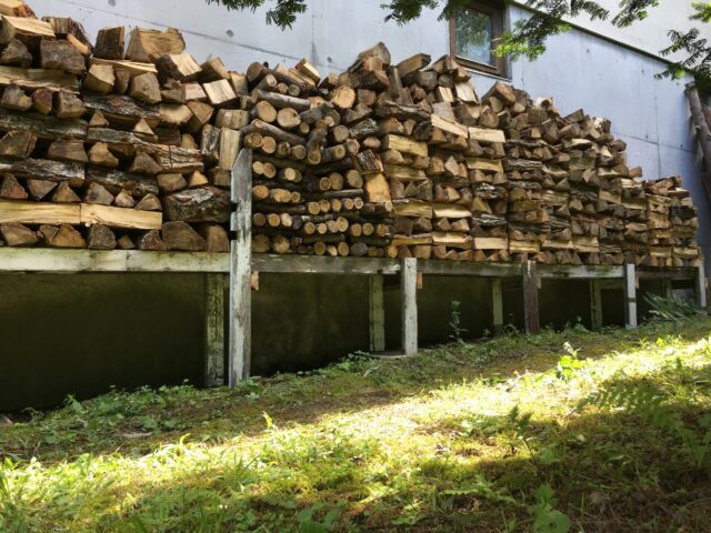 北側の薪棚をカスタマイズ