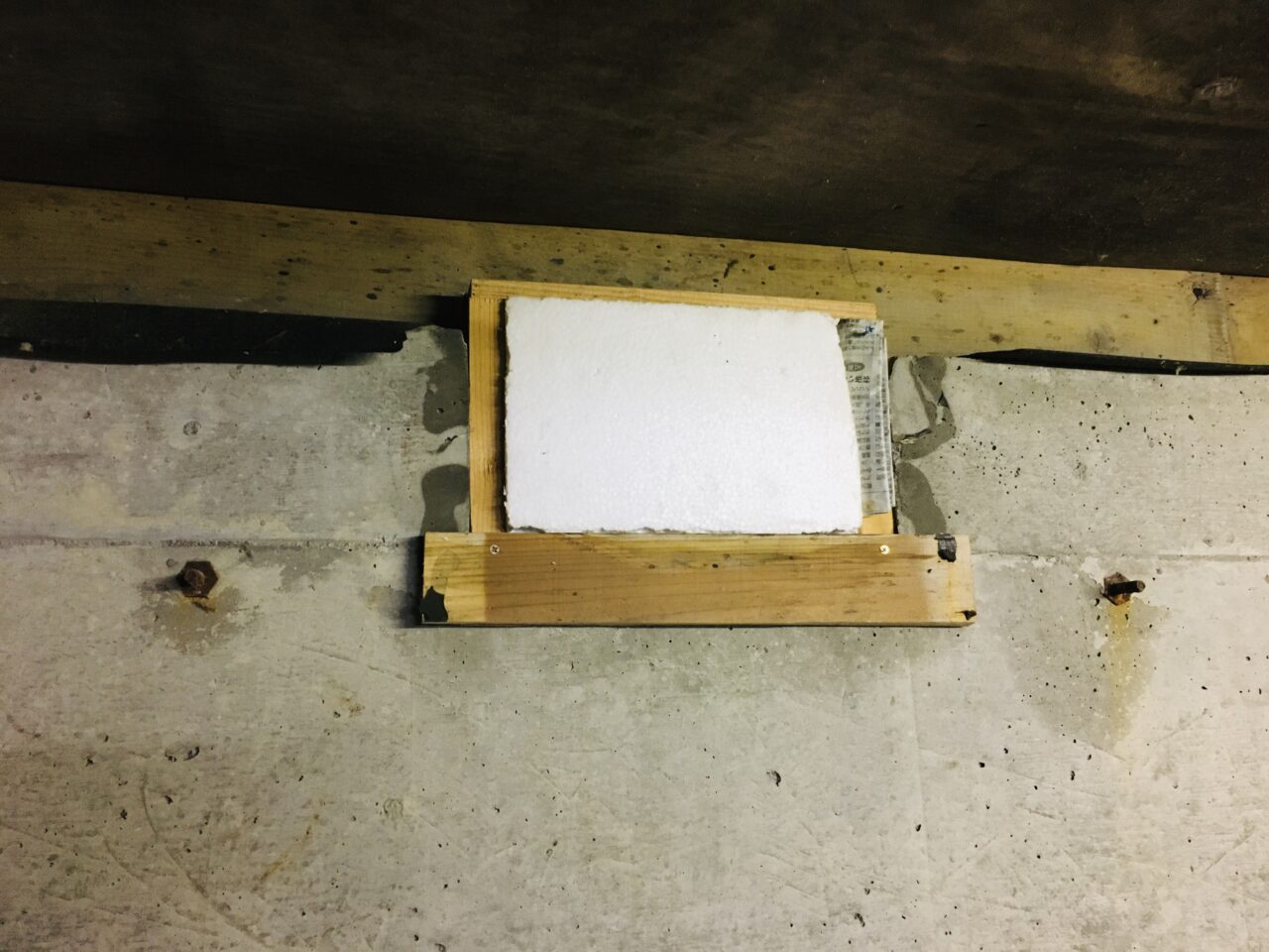 ガレージの通風孔を塞いで冷気の流入を防ぐ