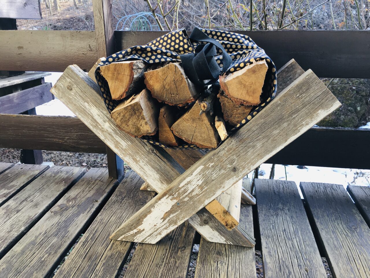 運んだ薪をバッグごと置ける木製スタンドを自作