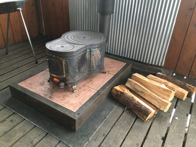 氷点下のキャンプ場でミーティング