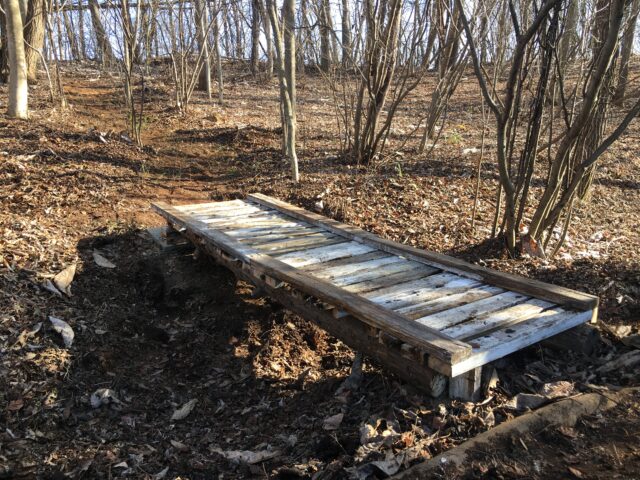 庭の遊歩道に架ける木造橋を自作