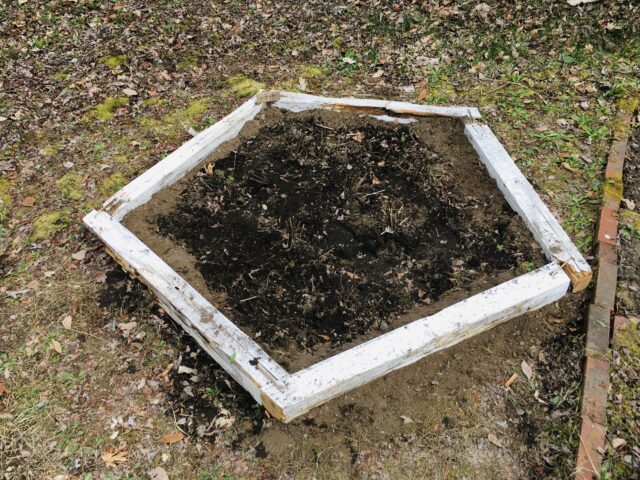 ツーバイ材で作った五角形の花壇フェンス