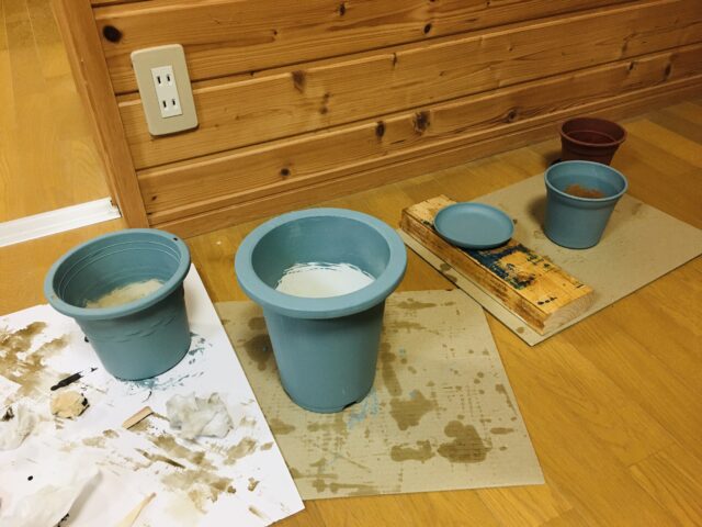 色褪せた植木鉢をミルクペイントで塗装