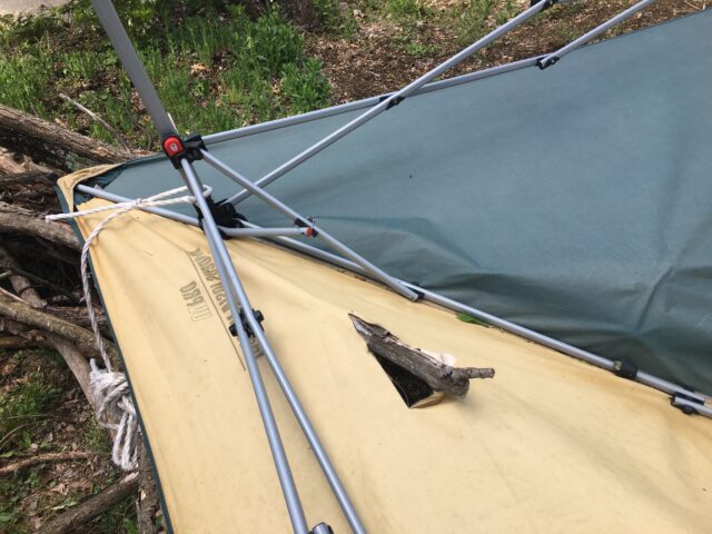 破れたタープテントのシェードをダクトテープで補修