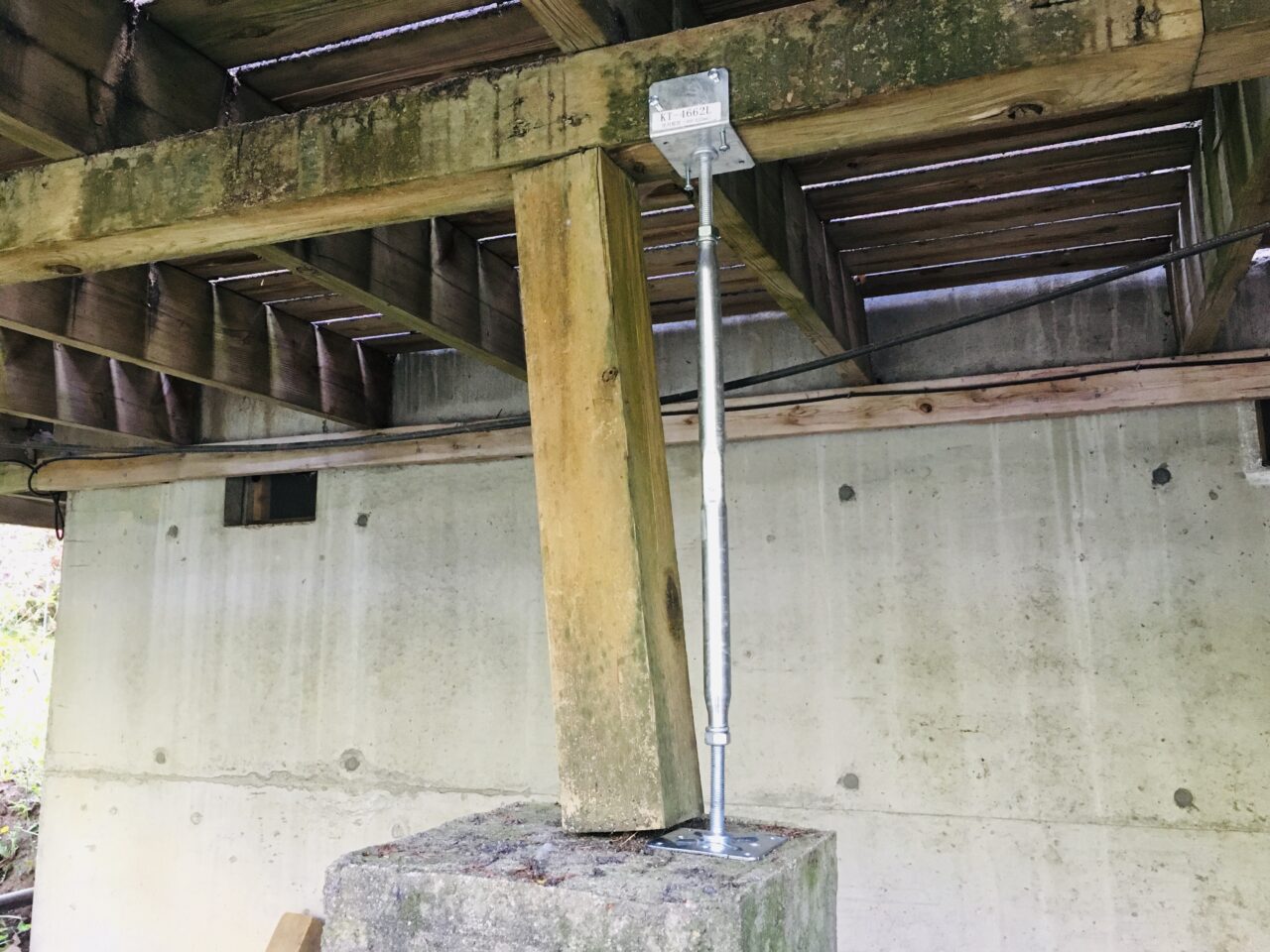 独立基礎の沈下によって浮いたウッドデッキの束柱を鋼製束で補強