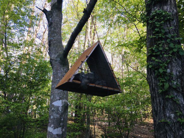 猫の抜け毛を野鳥の巣の材料として再利用するためのハンギングラック