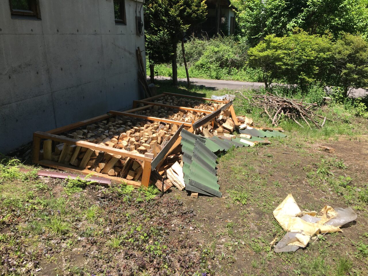 雨で倒れた薪棚と再発防止策