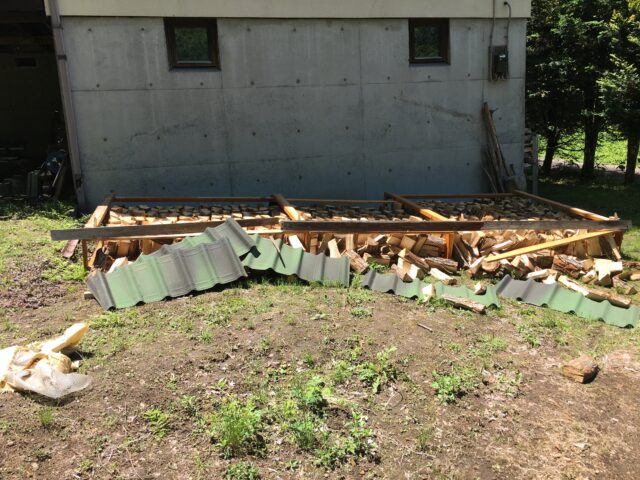 雨で倒れた薪棚と再発防止策