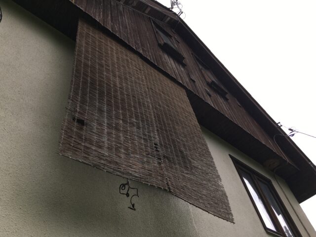 窓エアコンと簾の設置