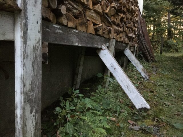 傾いた薪棚の補強