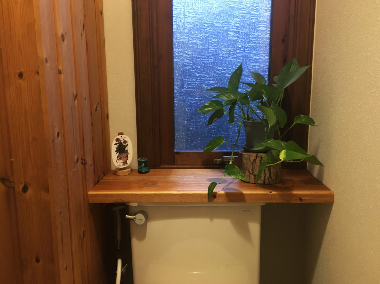 トイレタンクの上に設置した観葉植物用の棚板を修繕