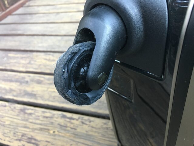 壊れたスーツケースのキャスタ交換