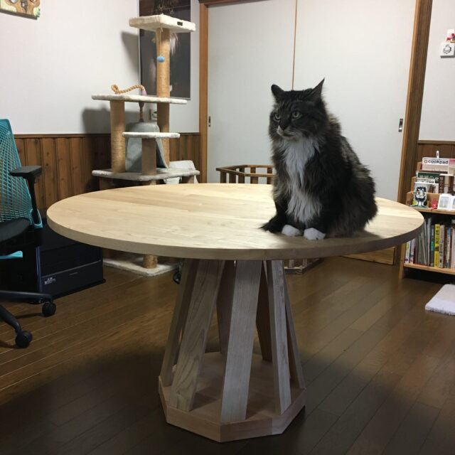 朝倉家具のラウンドテーブル