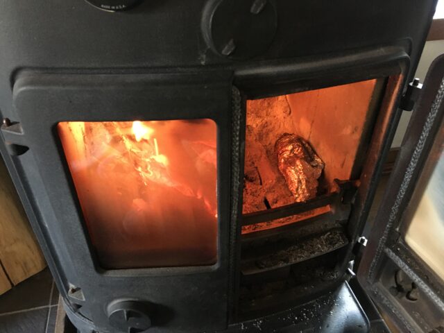 薪ストーブで焼き芋