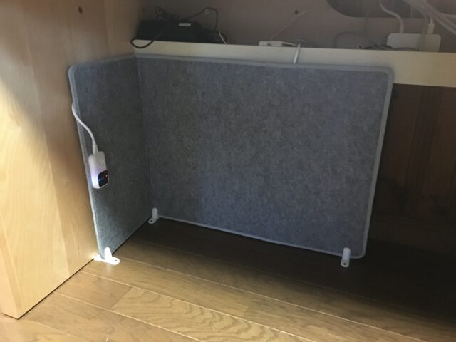 デスクにパネルヒータを導入