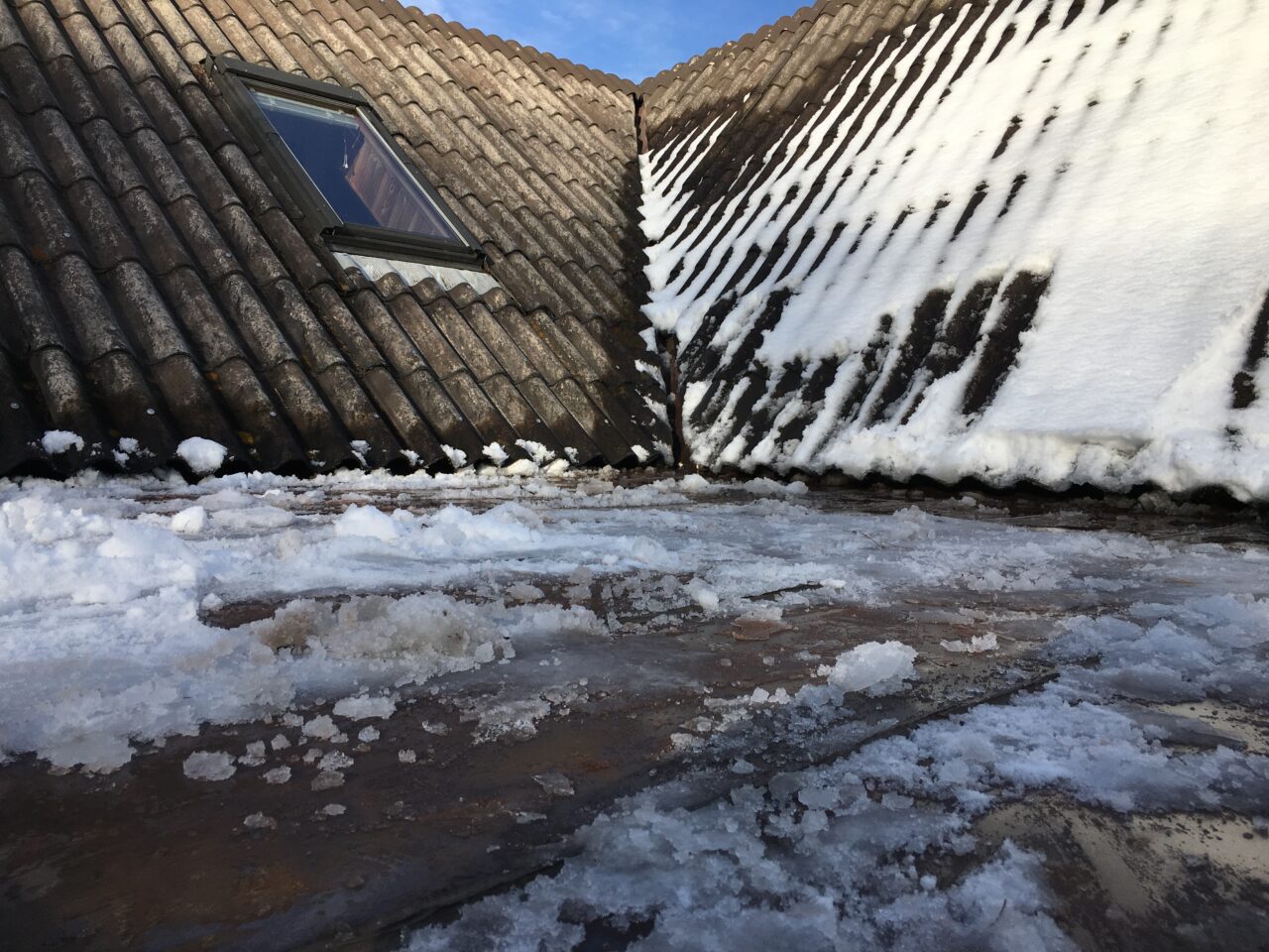 大雪で屋根の谷樋が塞がって雨漏り