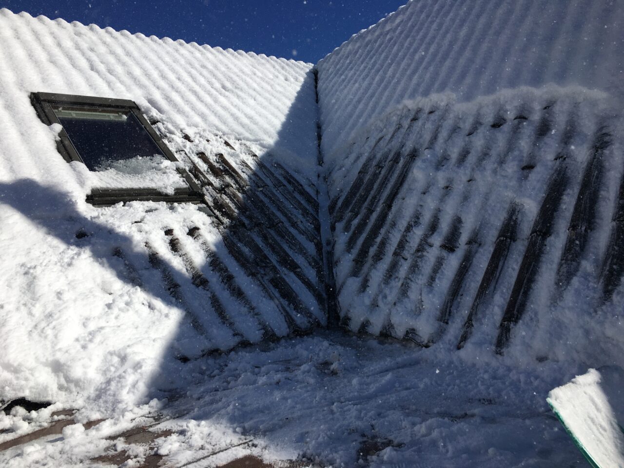 連日の積雪と屋根の雪下ろし