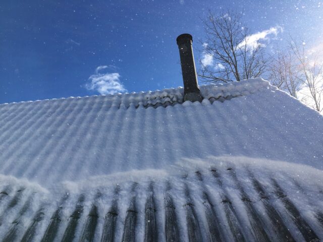 連日の積雪と屋根の雪下ろし