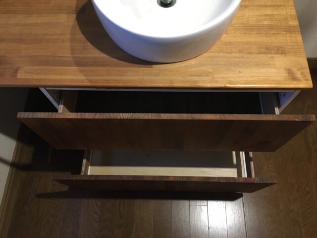 洗面台の収納をフラットなスライド式に変更