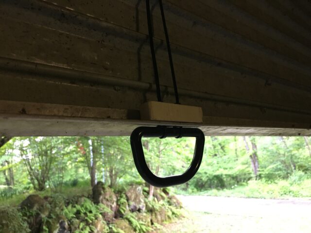 ガレージのシャッタに開閉用ハンドルを設置