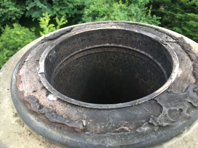 薪ストーブの煙突に防鳥網を設置