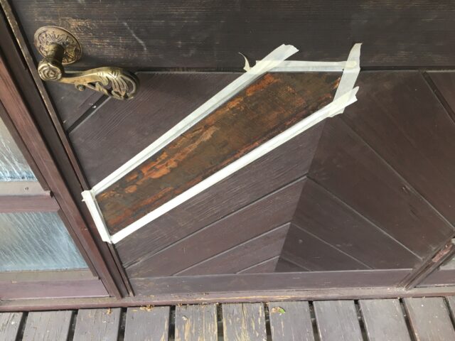 玄関ドアの修理と再塗装