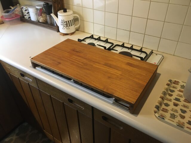 猫のいたずらによるガス漏れを防止するためにガスコンロカバーを作成