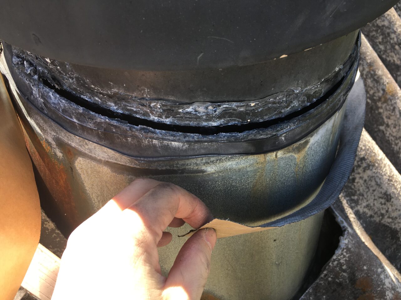 煙突に防鳥用のワイヤを巻く