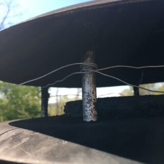 煙突に防鳥用のワイヤを巻く