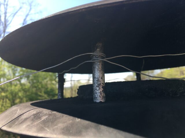 煙突に防鳥用のワイヤを巻く