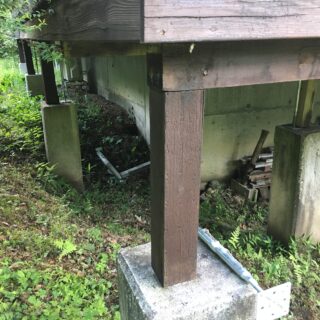 ウッドデッキの束を塗装