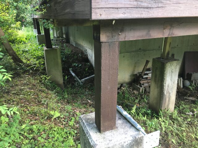 ウッドデッキの束を塗装