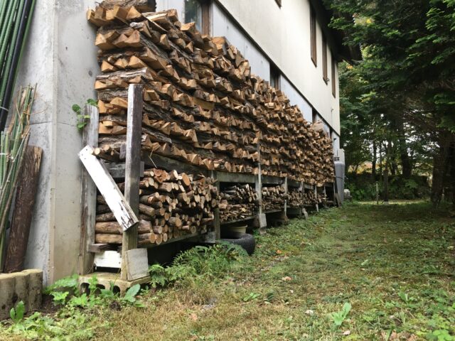 薪棚の整理と剥がされた苔